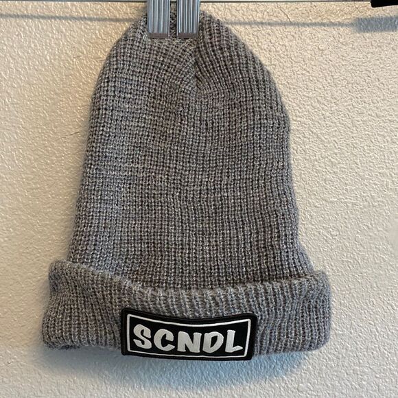 SCNDL- grey knit beanie hat - Picture 1 of 5